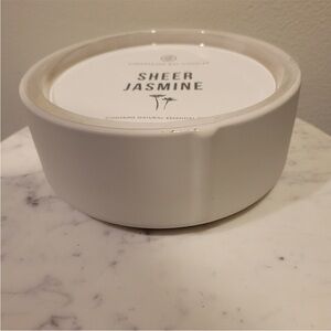 NWOT Chesapeake Bay Candle Sheer Jasmine 3-Wick Ceramic Candle